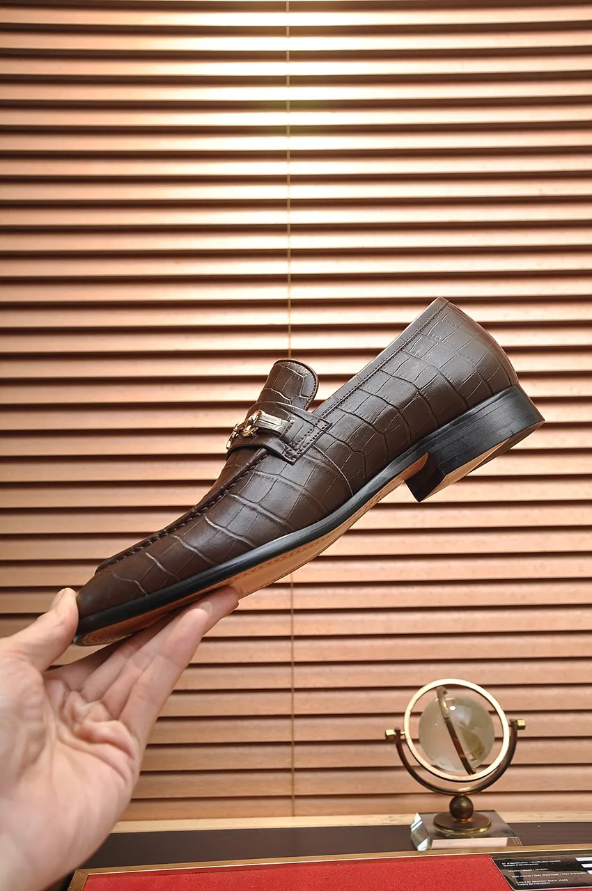 Men's shoes💰500💶Italy's top luxury men's shoe giant (GUCCI) (Gucci) (full cowhide lining) new arrival🍃Original European style🔰 Pleasant to the eye😍In order to make the shoes more durable and non-deformable🌀The production continues to follow traditional methods but there is still no lack of innovation💪Choose original sheepskin for the leather♻️ Smooth and natural And extra bright ⭐Made of imported cowhide, the first choice of rich people 38-45 (45 customized)